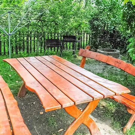 Apartament Nice In W/ 2 Bedrooms Orvenyes